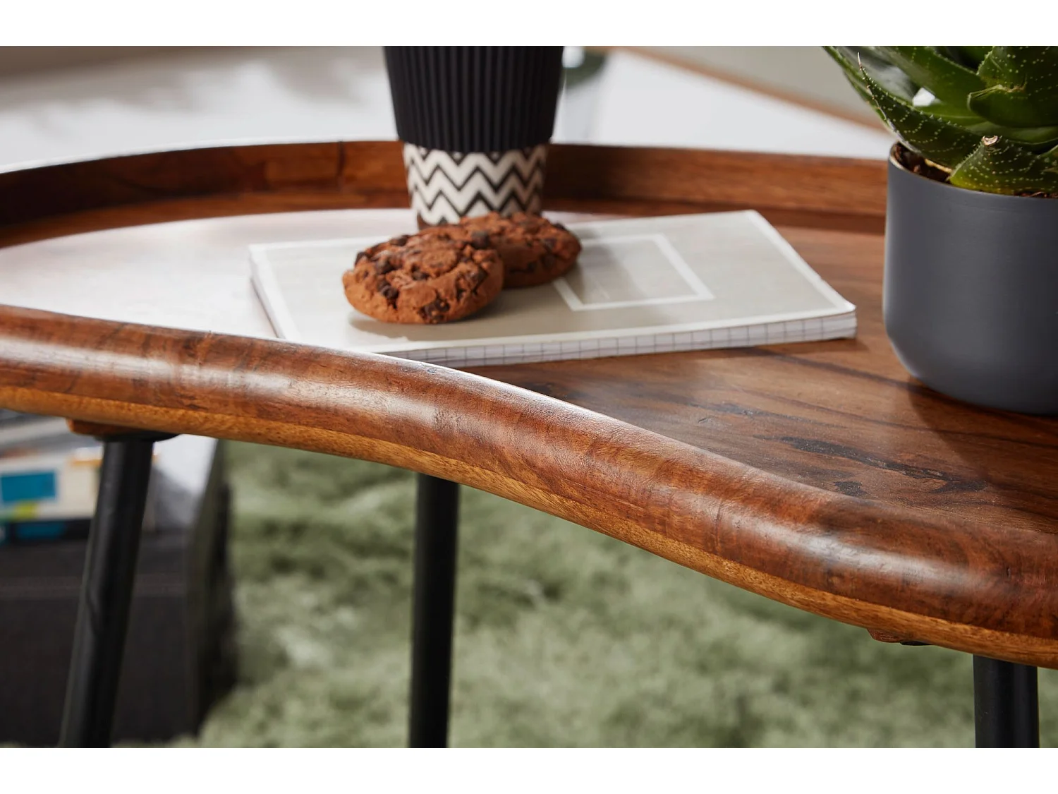 table basse WL5.669 71x51x40 cm Table de canapé Sheesham en forme de rein avec pieds en métal |