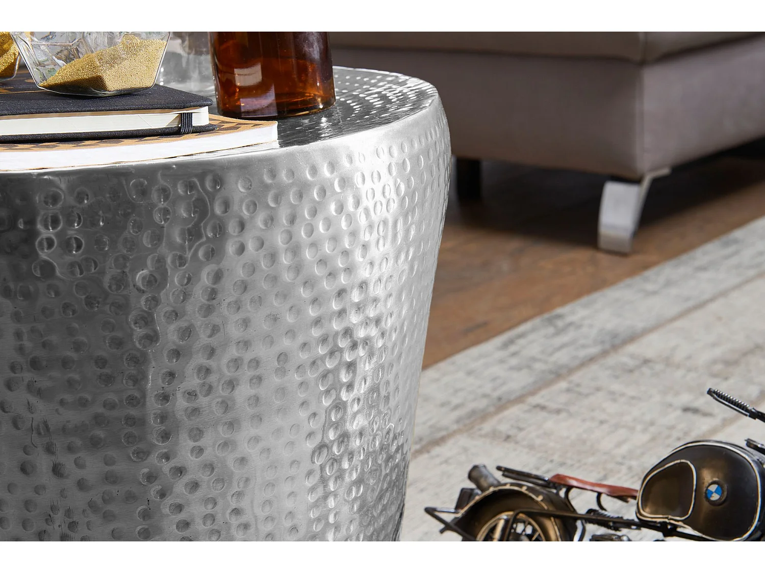 table d'appoint VIKRAM 41x41x41cm table en aluminium argent oriental rond | Petite Hammerschlag