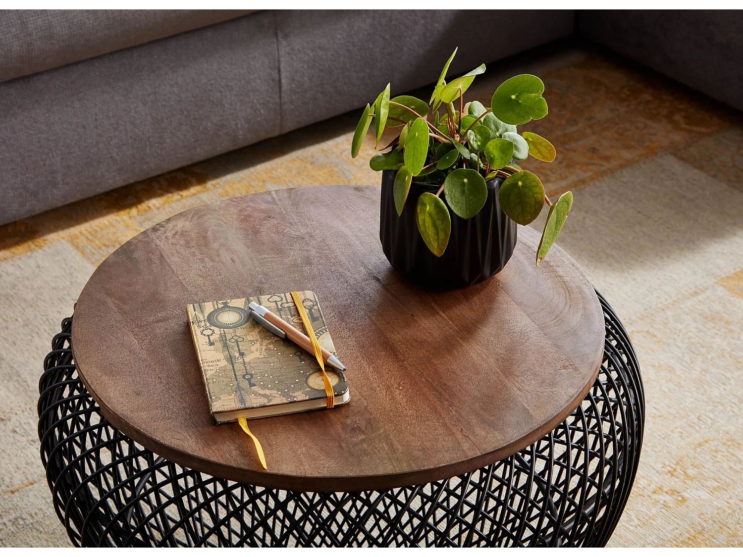 Mesa de Centro Moderna Redonda 60x60x45 cm Metal y Madera Maciza de Mango | Mesa Auxiliar Negra con Almacenaje para Salón | Mesita Café para Sofá