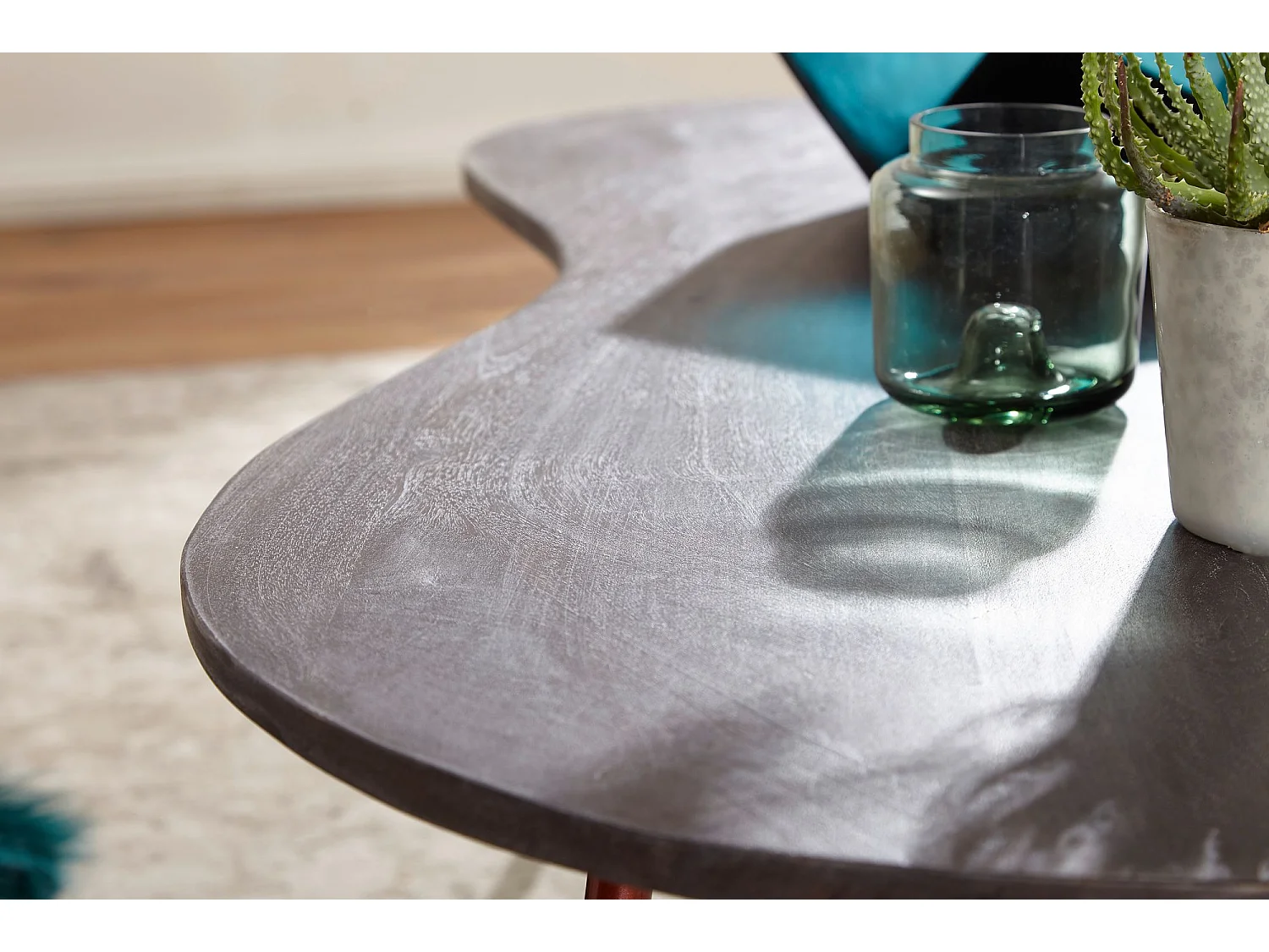 Table basse design JAI 122x34,5x63 cm en acacia avec pieds en métal cuivre | Table de rein en bois