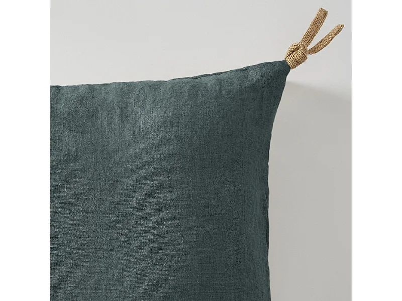 Coussin 40 x 60 cm en lin lavé bleu avec 4 nouettes en jute - LUISA