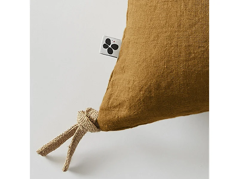Coussin 40 x 60 cm en lin lavé caramel avec 4 nouettes en jute - LUISA