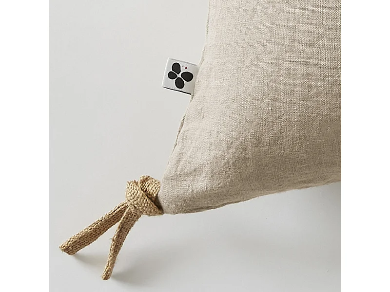 Coussin 40 x 60 cm en lin lavé sable avec 4 nouettes en jute - LUISA