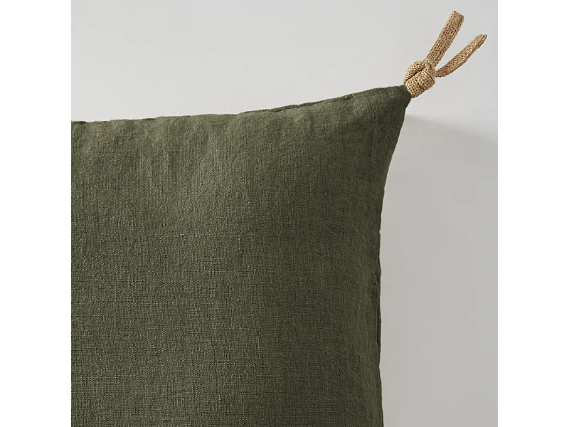 Coussin 40 x 60 cm en lin lavé vert avec 4 nouettes en jute - LUISA