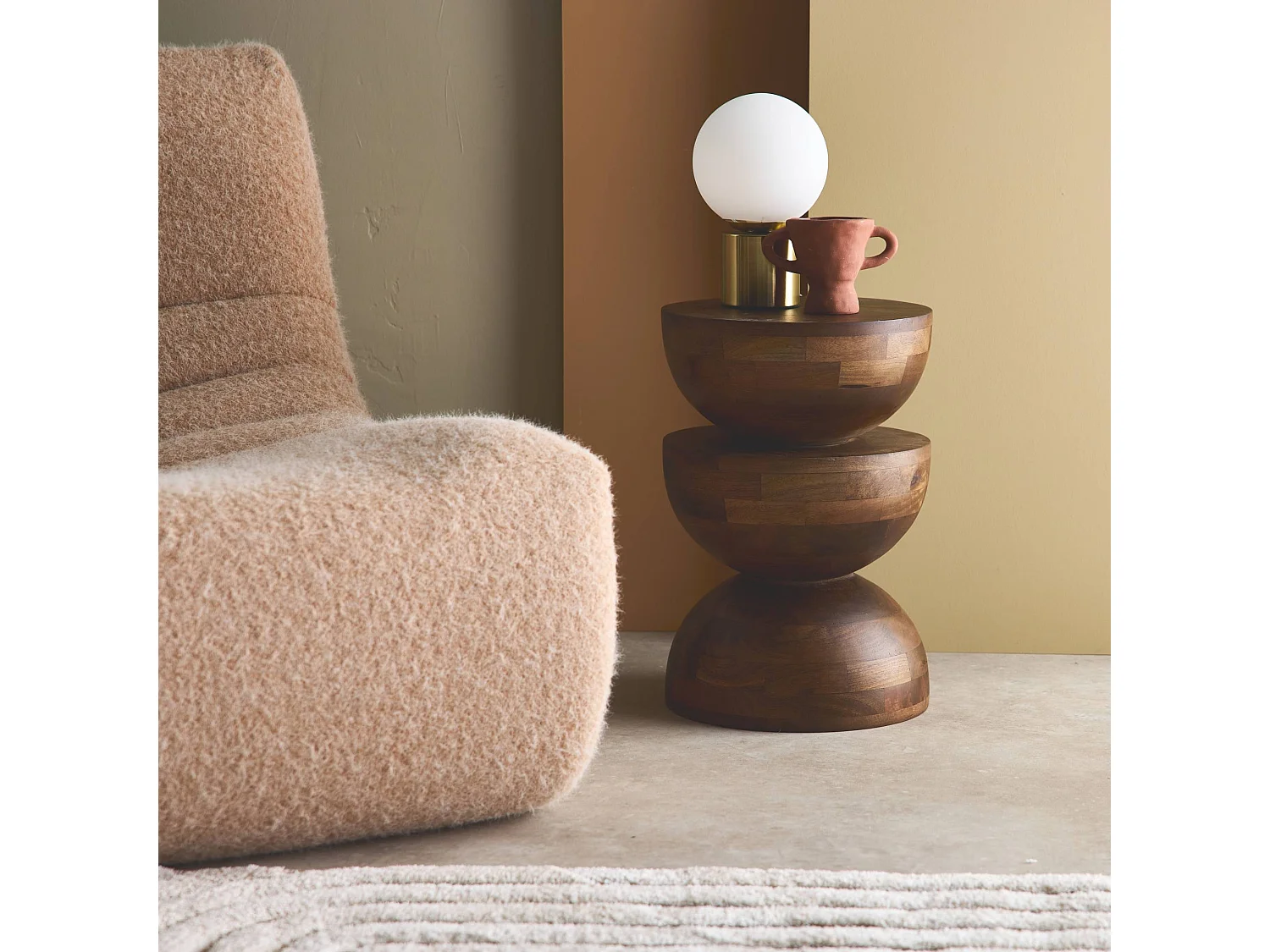 Table d'appoint. bout de canapé. table de chevet. tabouret en bois de manguier. Noyer. Sita. Ø30 x H 45cm