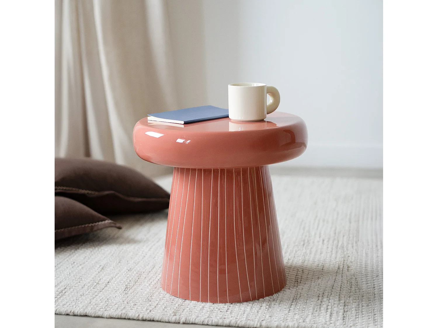 Mesa auxiliar redonda de metal rosa - Rosalie