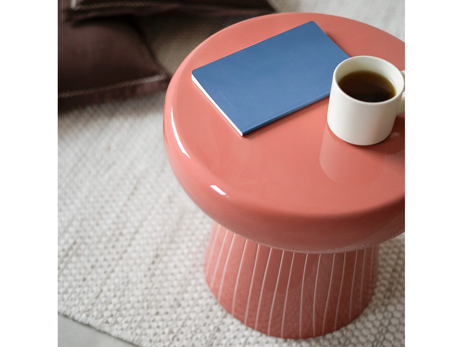 Mesa auxiliar redonda de metal rosa - Rosalie