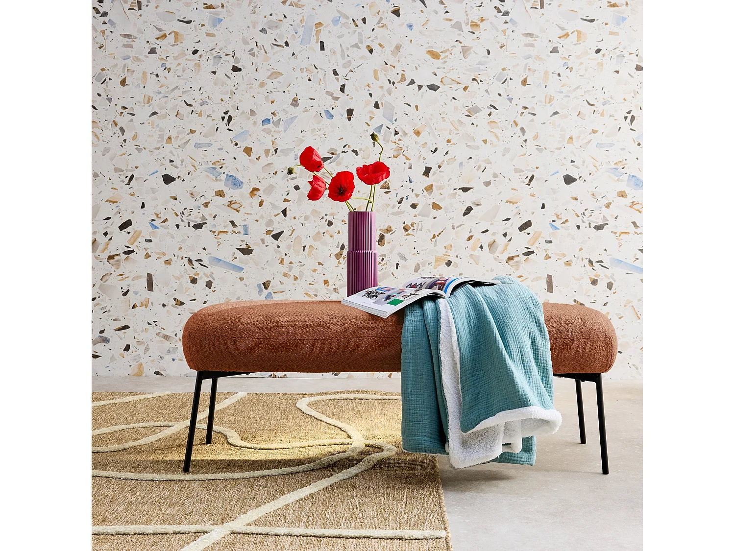 Banc. bout de lit avec revêtement bouclette texturée. rouille. pieds en métal noir. L 120 x P 41 x H 42.5cm