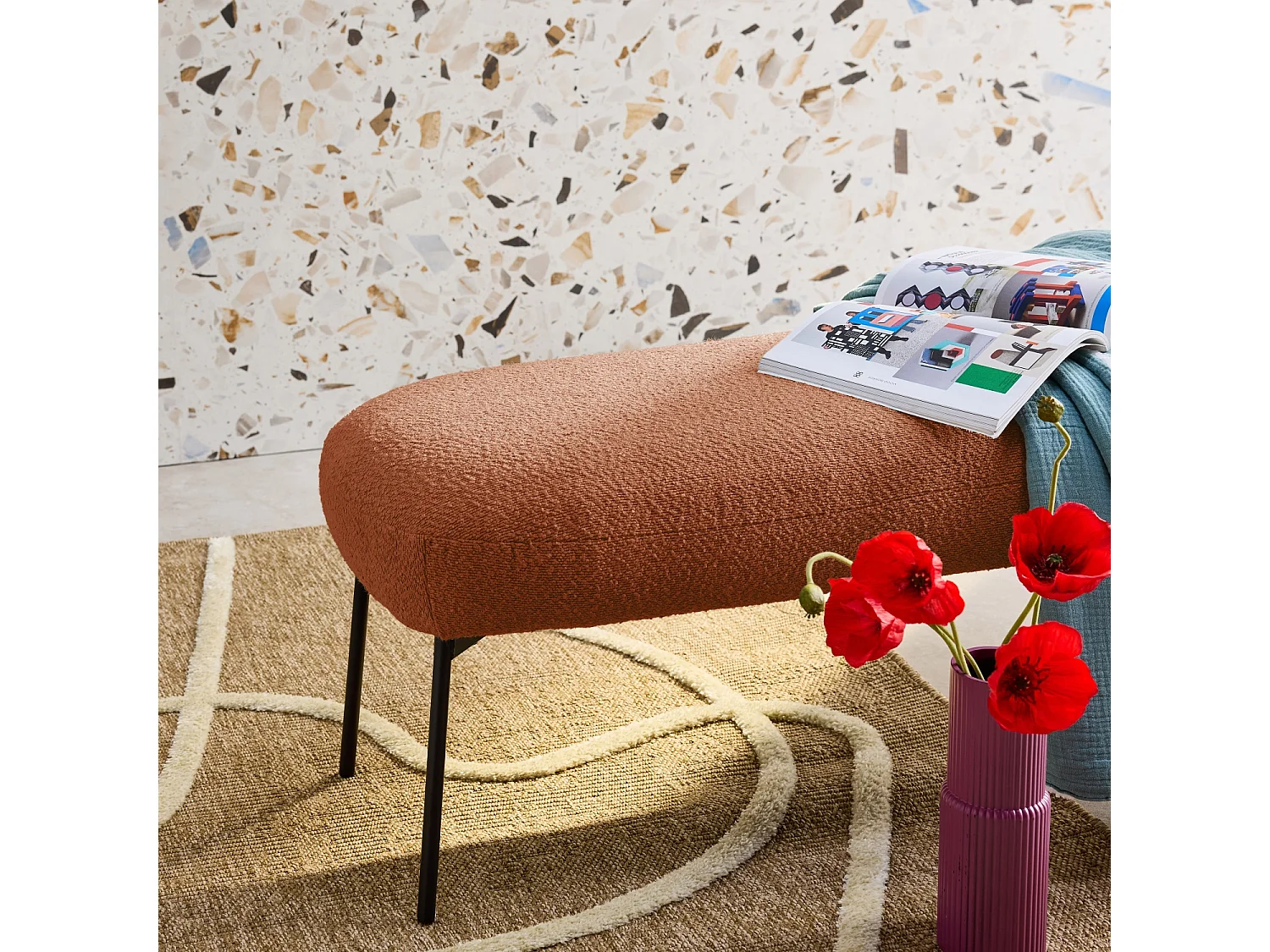 Banc. bout de lit avec revêtement bouclette texturée. rouille. pieds en métal noir. L 120 x P 41 x H 42.5cm