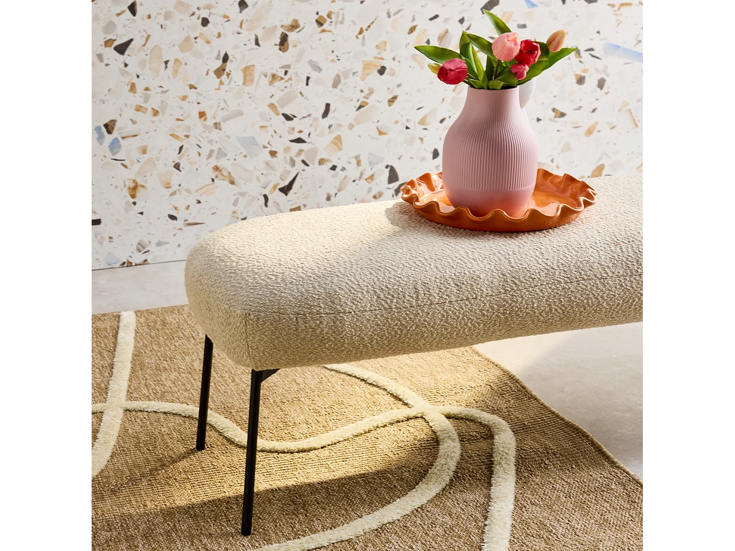 Banc. bout de lit avec revêtement bouclette texturée. beige. pieds en métal noir. L 120 x P 41 x H 42.5cm