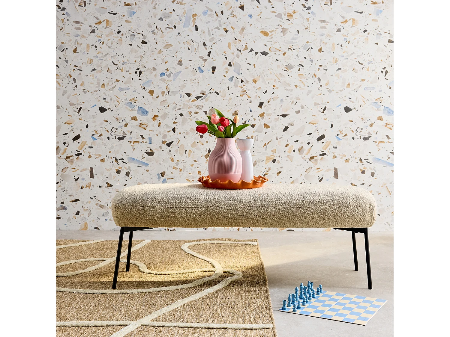 Banco, extremo de la cama con revestimiento de borreguito beige