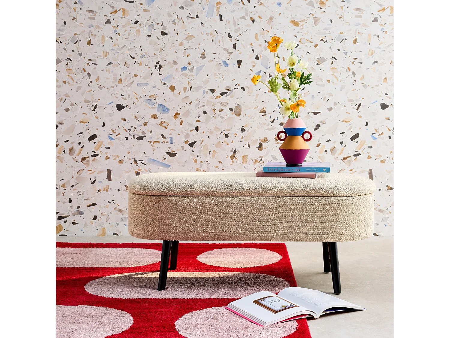 Banc coffre. bout de lit avec revêtement bouclette texturée. beige. pieds en bois noir. L 112 x 44 x 50cm