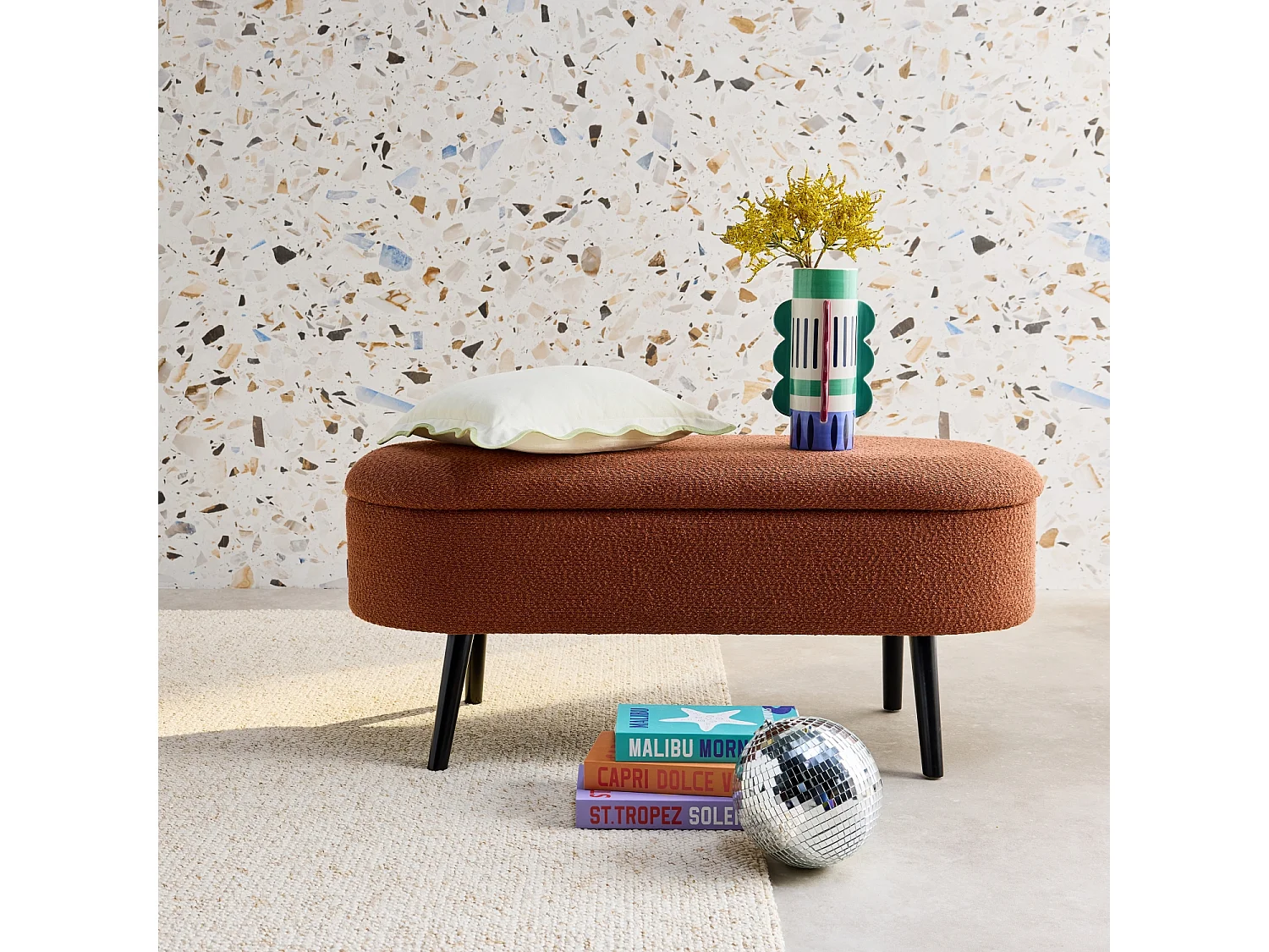 Banc coffre. bout de lit avec revêtement bouclette texturée. rouille. pieds en bois noir. L 112 x 44 x 50cm