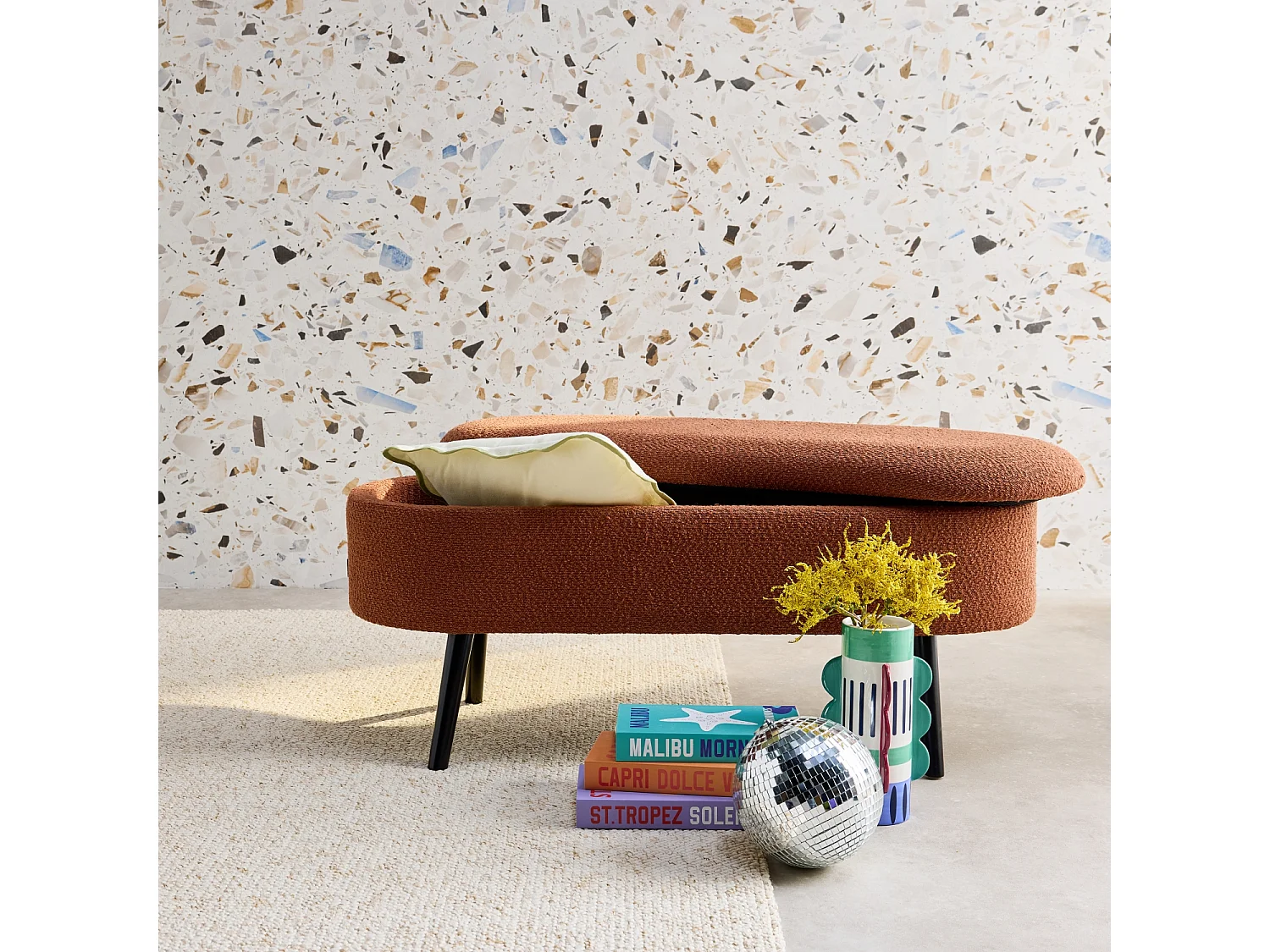 Banc coffre. bout de lit avec revêtement bouclette texturée. rouille. pieds en bois noir. L 112 x 44 x 50cm