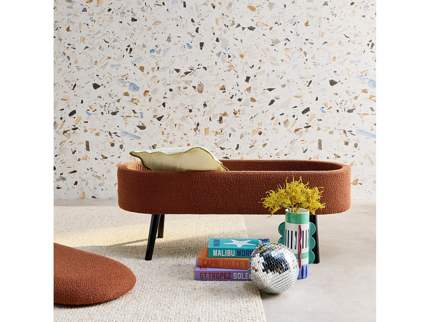 Cassapanca con rivestimento bouclé, color ruggine