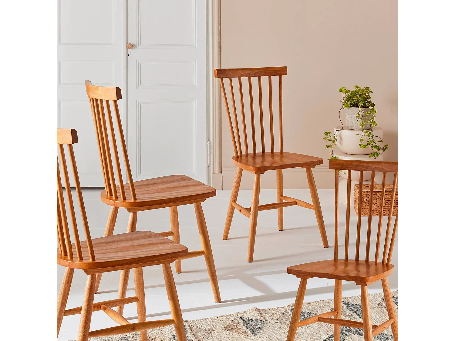 Set di 4 sedie a doghe in legno di gomma naturale | sweeek