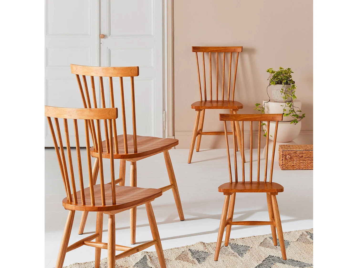 Set di 4 sedie a doghe in legno di gomma naturale | sweeek