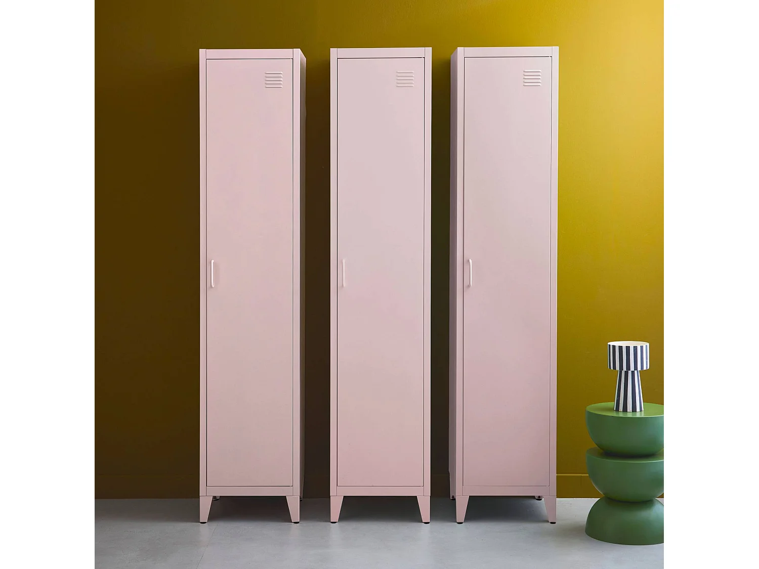 Armoire chambre enfant en acier rose. 4 espaces de rangement. casier. L 38 x P 38 x H 180 cm