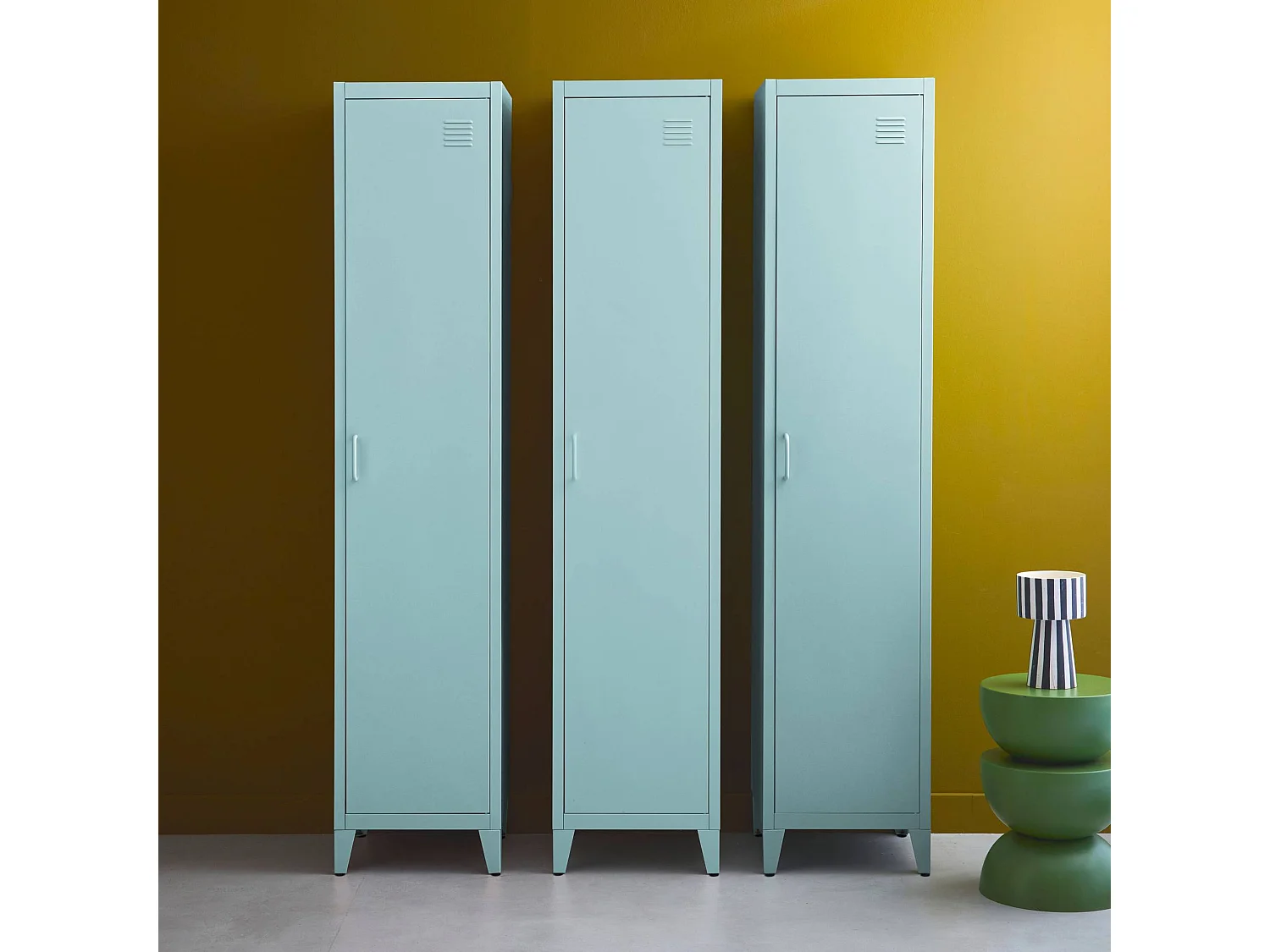 Armoire chambre enfant en acier bleu clair. 4 espaces de rangement. casier. L 38 x P 38 x H 180 cm