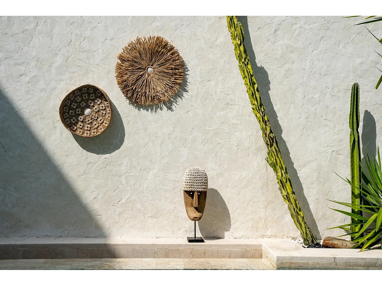 Le Masque De Cowrie Sur Pied - M