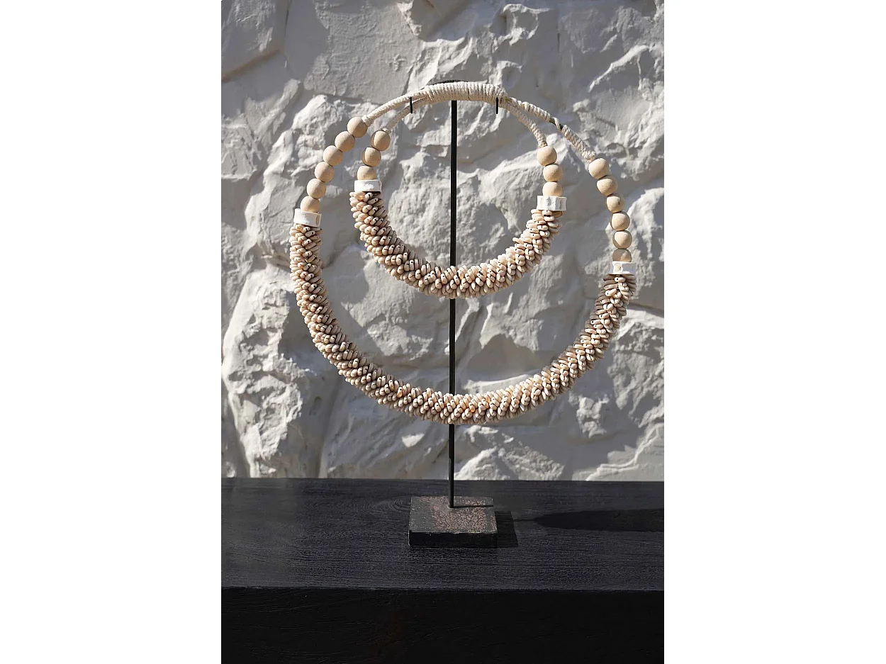 Die Doppelte Halskette Mit Muscheln Am Stand - Natur