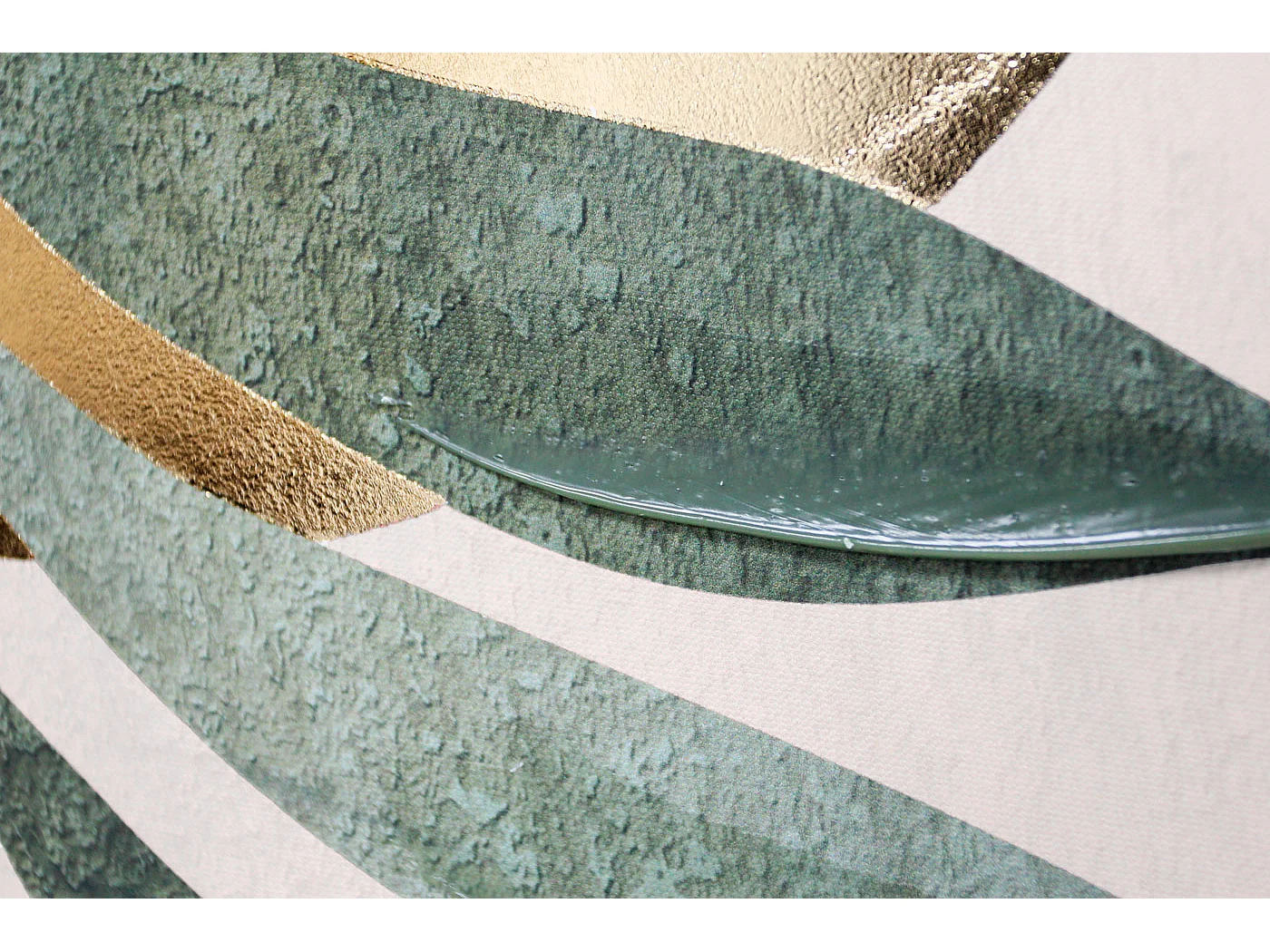 Toile encadrée, feuilles et gargoulette en couleur vert, rouge et doré 91x61cm