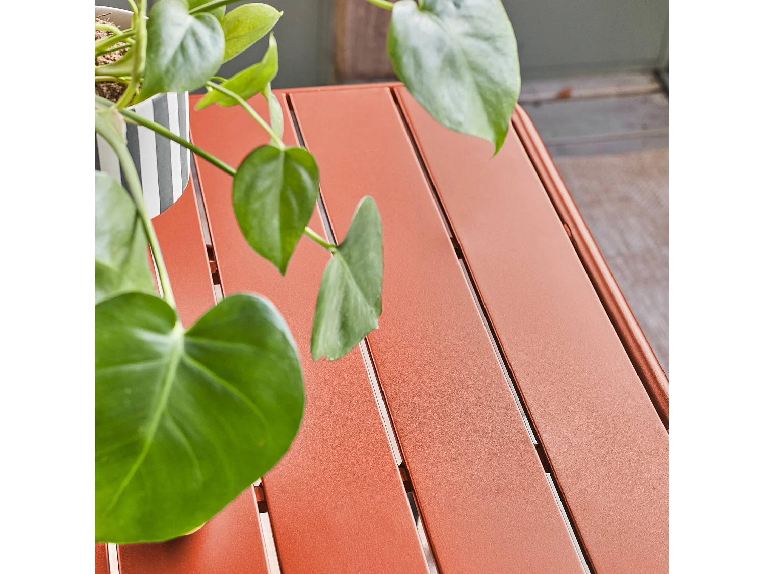 Table de jardin pliante métal 6 places. terracotta. Amelia. 140x80cm. traitement antirouille. lattes et bords arrondis