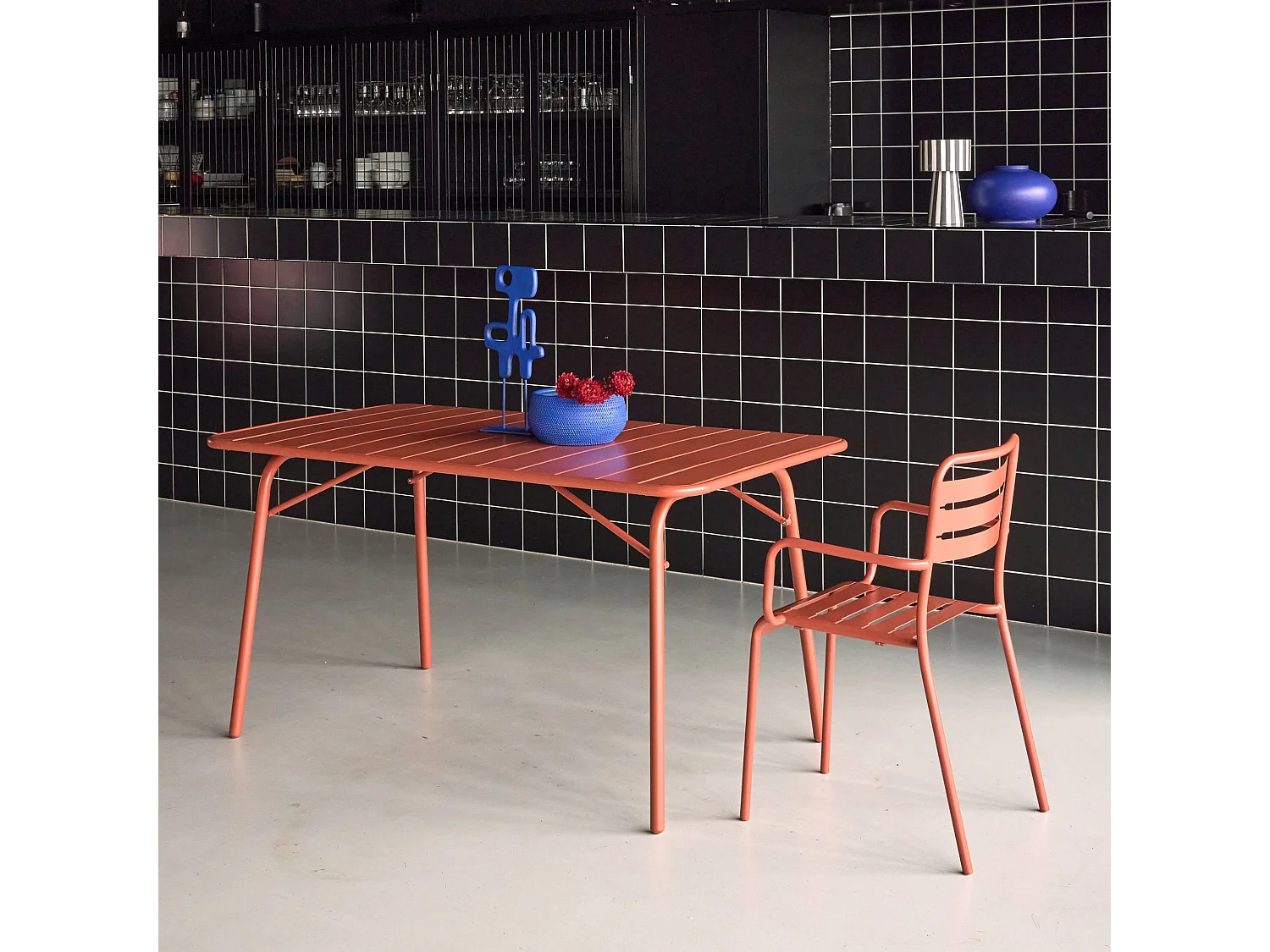 Table de jardin pliante métal 6 places. terracotta. Amelia. 140x80cm. traitement antirouille. lattes et bords arrondis