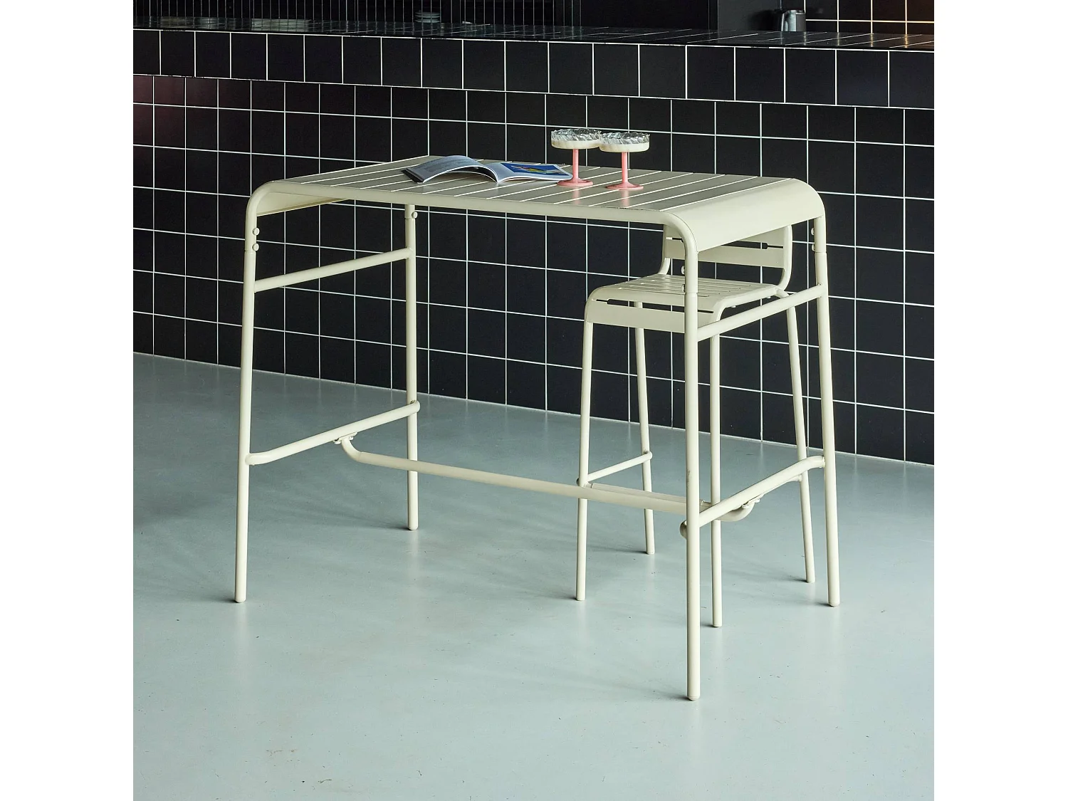 Table haute de jardin métal 4 places. beige. 120 x 70 x 95cm