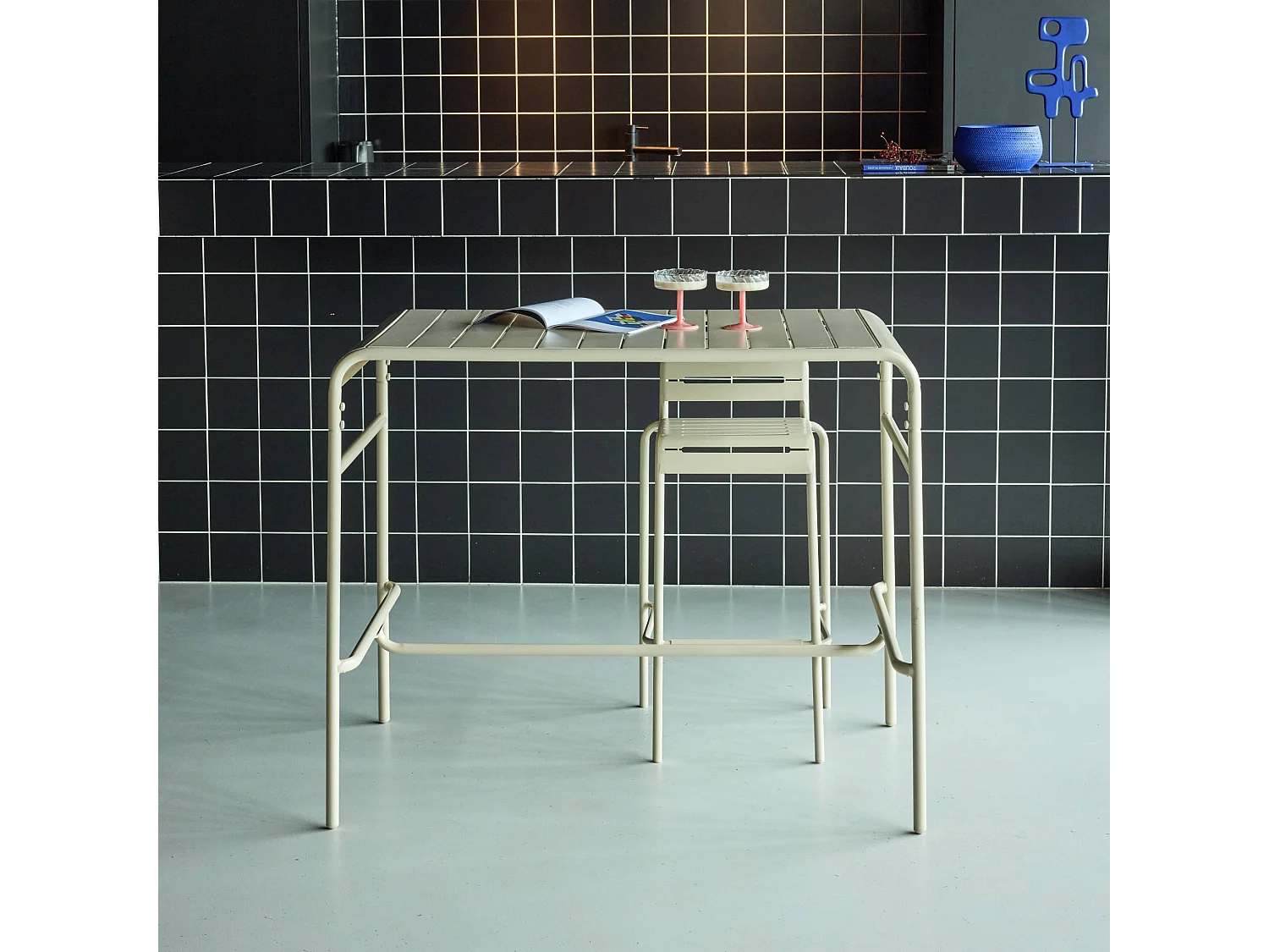 Table haute de jardin métal 4 places. beige. 120 x 70 x 95cm