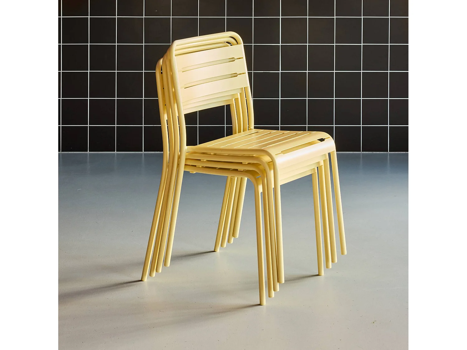 Lot de 4 chaises de jardin acier. 4 places. jaune. Amelia. L44 x P52 x H79cm