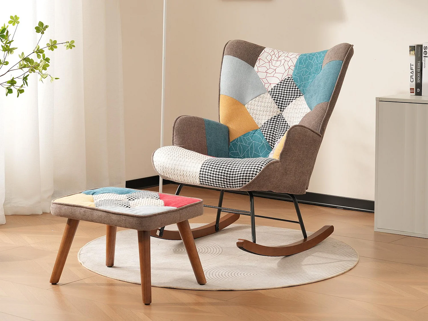 Fotel bujany z podnóżkiem - w kolorowy wzór patchworkowy - Wielokolorowy