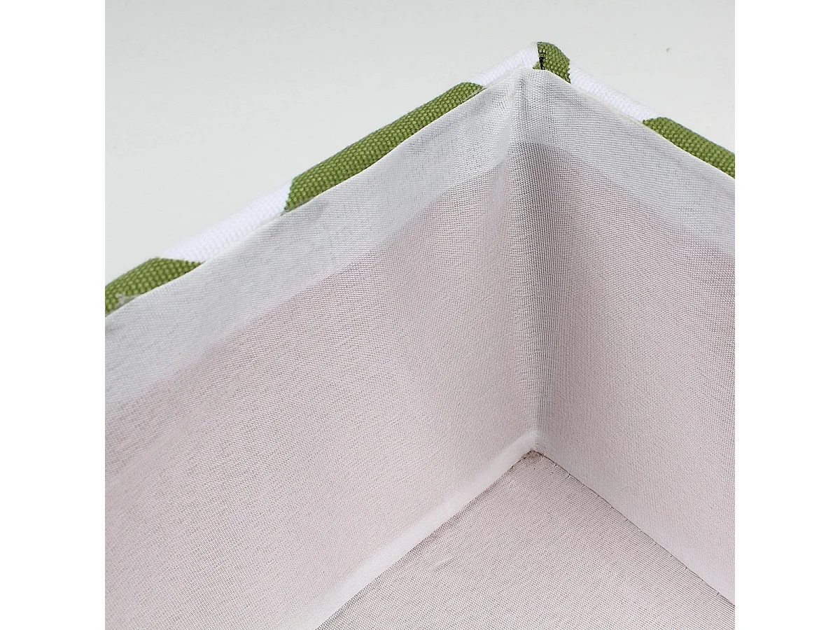 Lade met groene stof en witte stippen