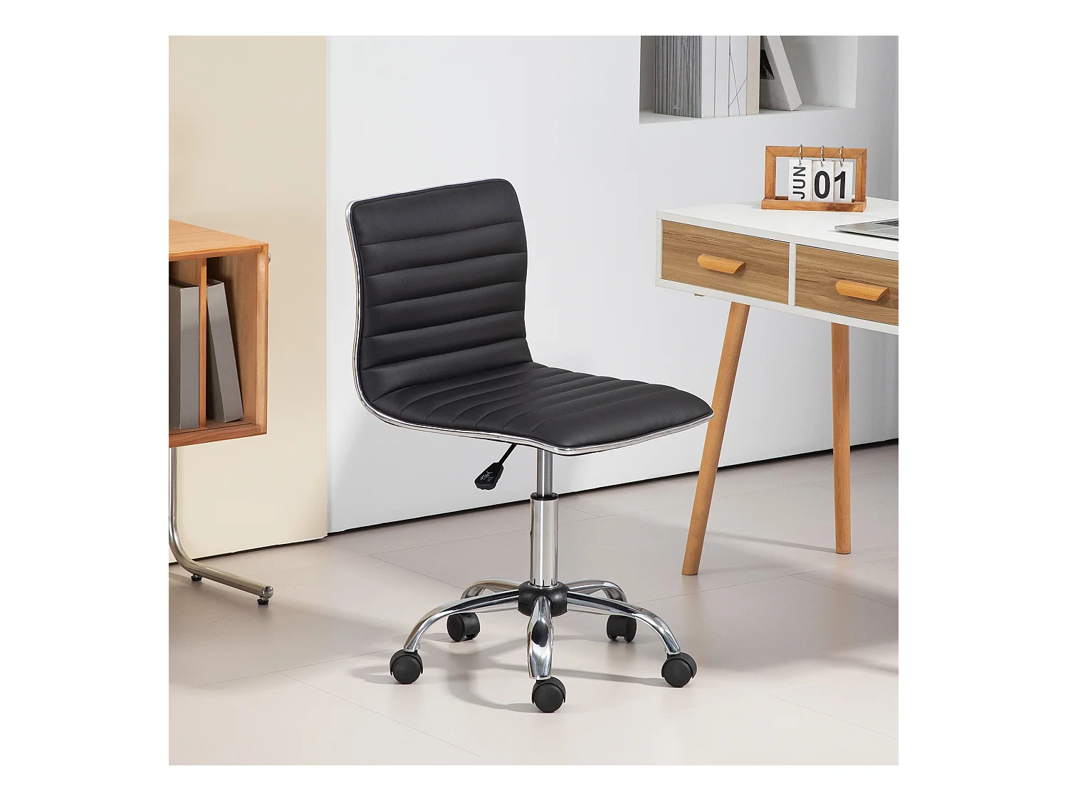 Chaise de bureau design style Chesterfield acier chromé revêtement synthétique noir