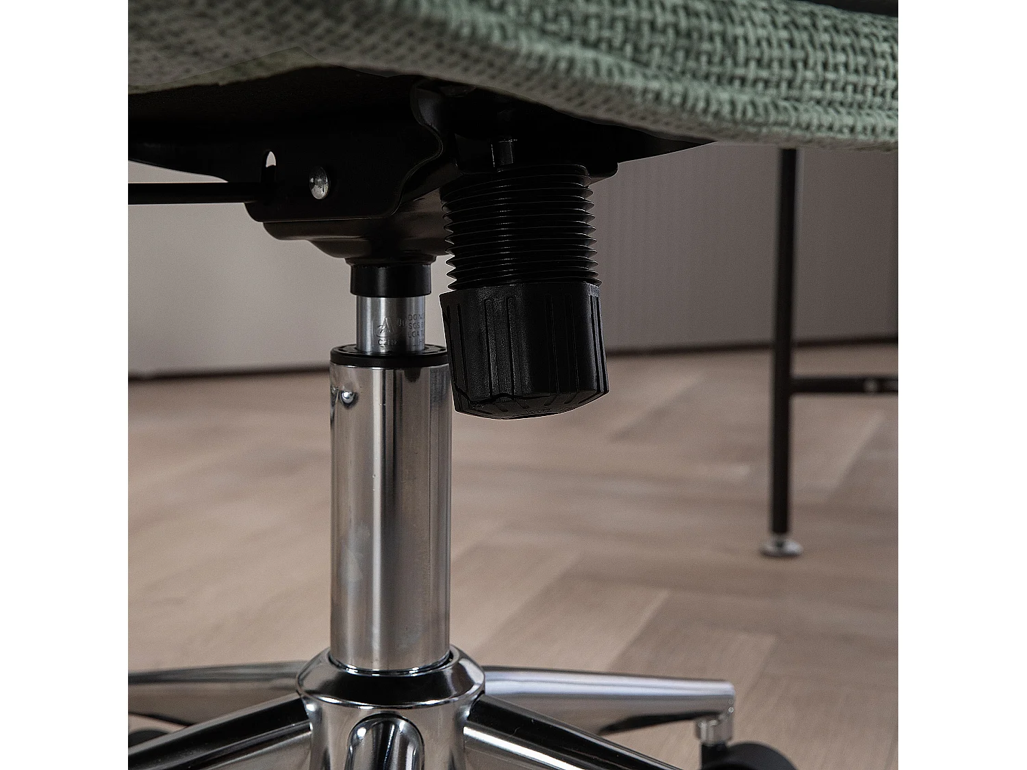 Chaise de bureau réglable pivotante piètement chromé tissu aspect lin vert