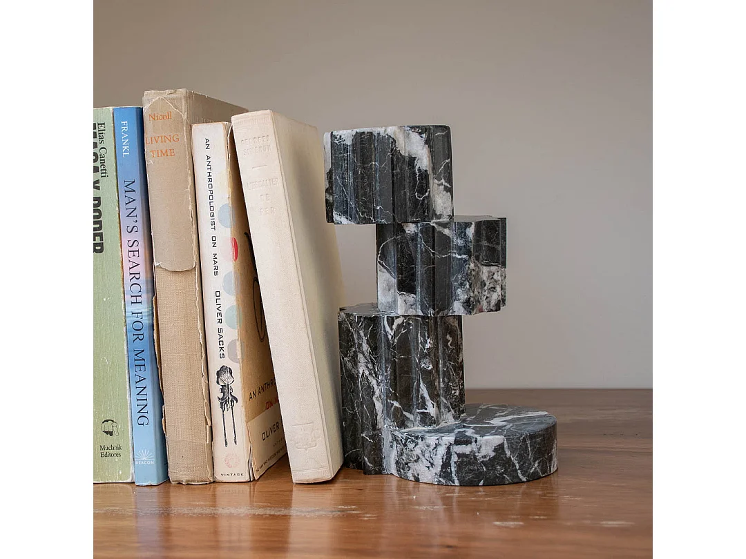 Castiçais de mármore preto em escada para jantares à luz de velas