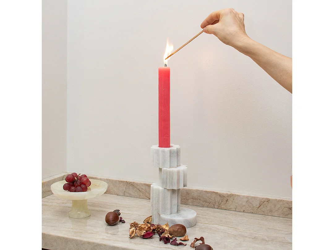 Castiçais de mármore branco com design geométrico distintivo