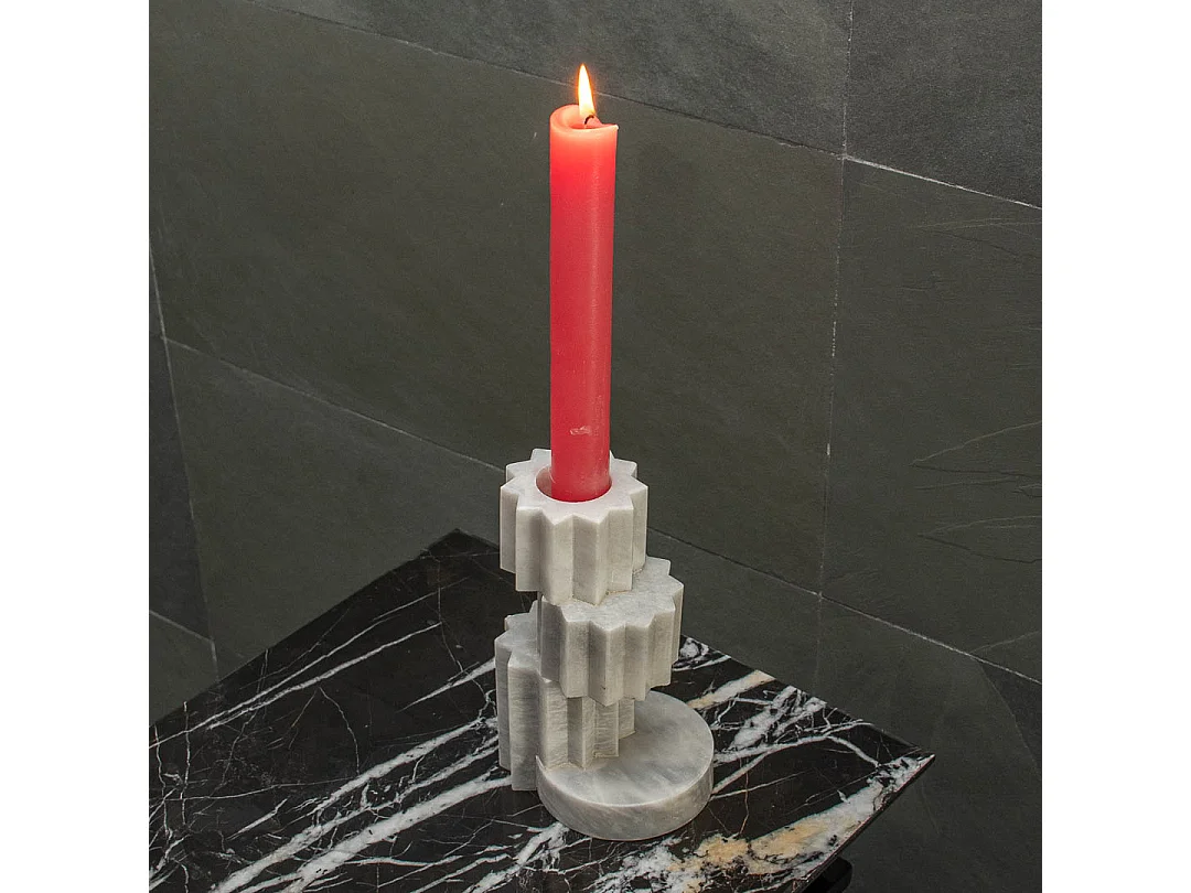 Castiçais de mármore branco com design geométrico distintivo