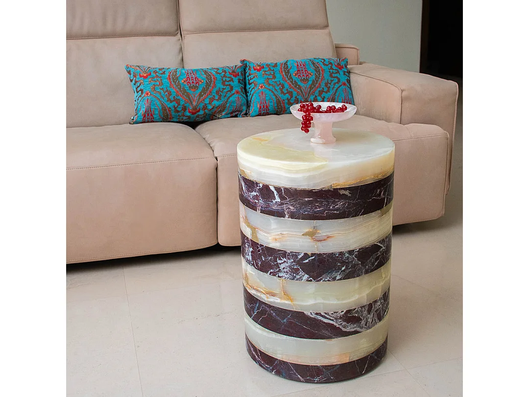 Mesa de centro redonda em mármore rosa e ônix branco