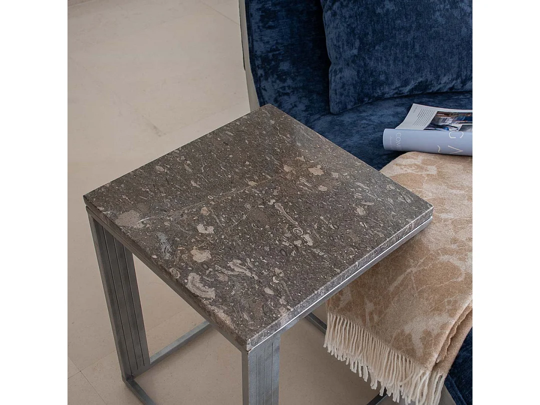 Mesa de centro de mármol marrón cuadrada para un interior contemporáneo