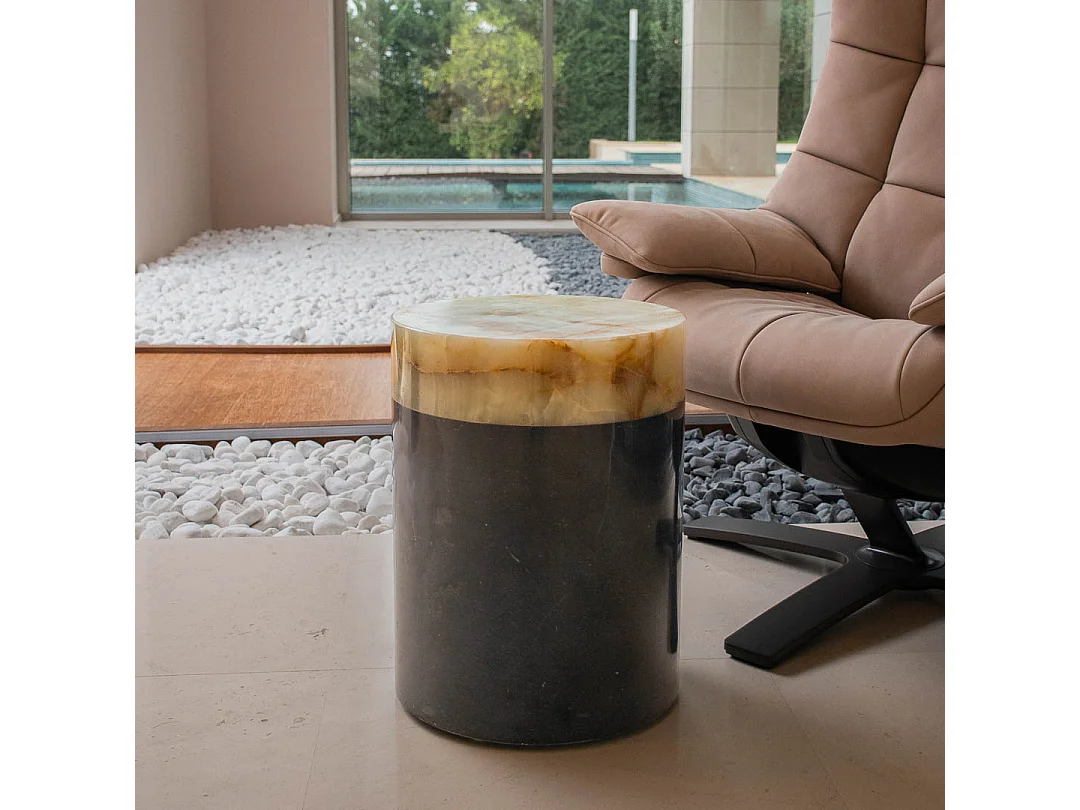 Mesa redonda de mármore preto com superfície de ônix branco