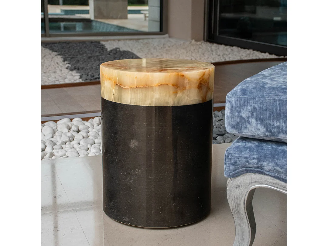 Mesa redonda de mármore preto com superfície de ônix branco