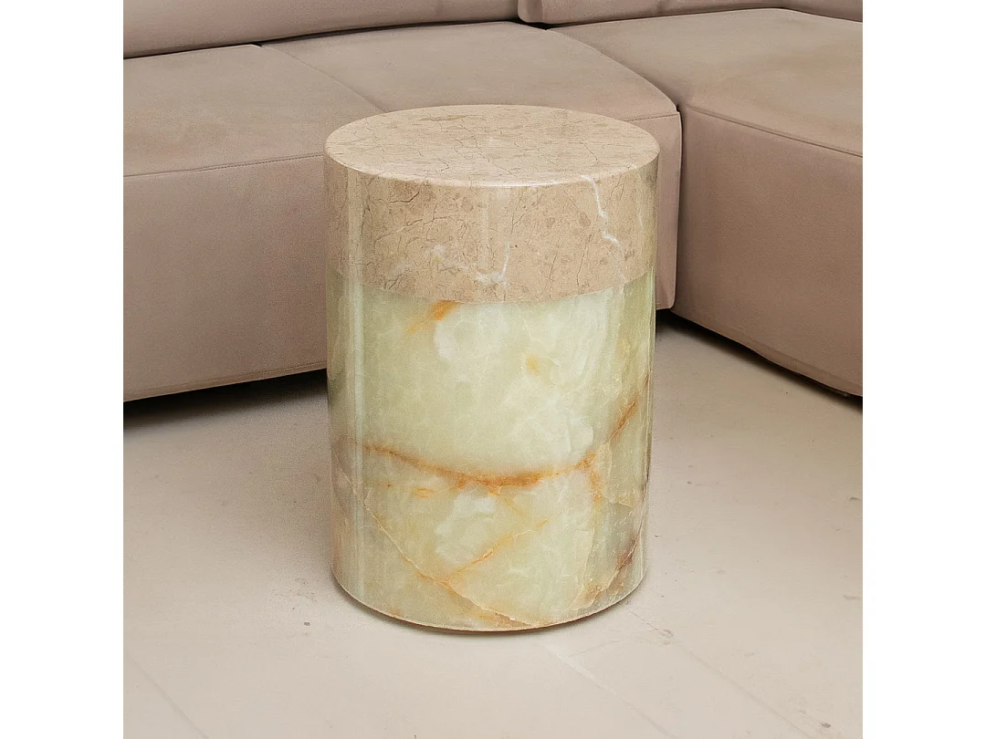 Mesa de ônix verde claro e mármore bege com design inovador e sofisticado