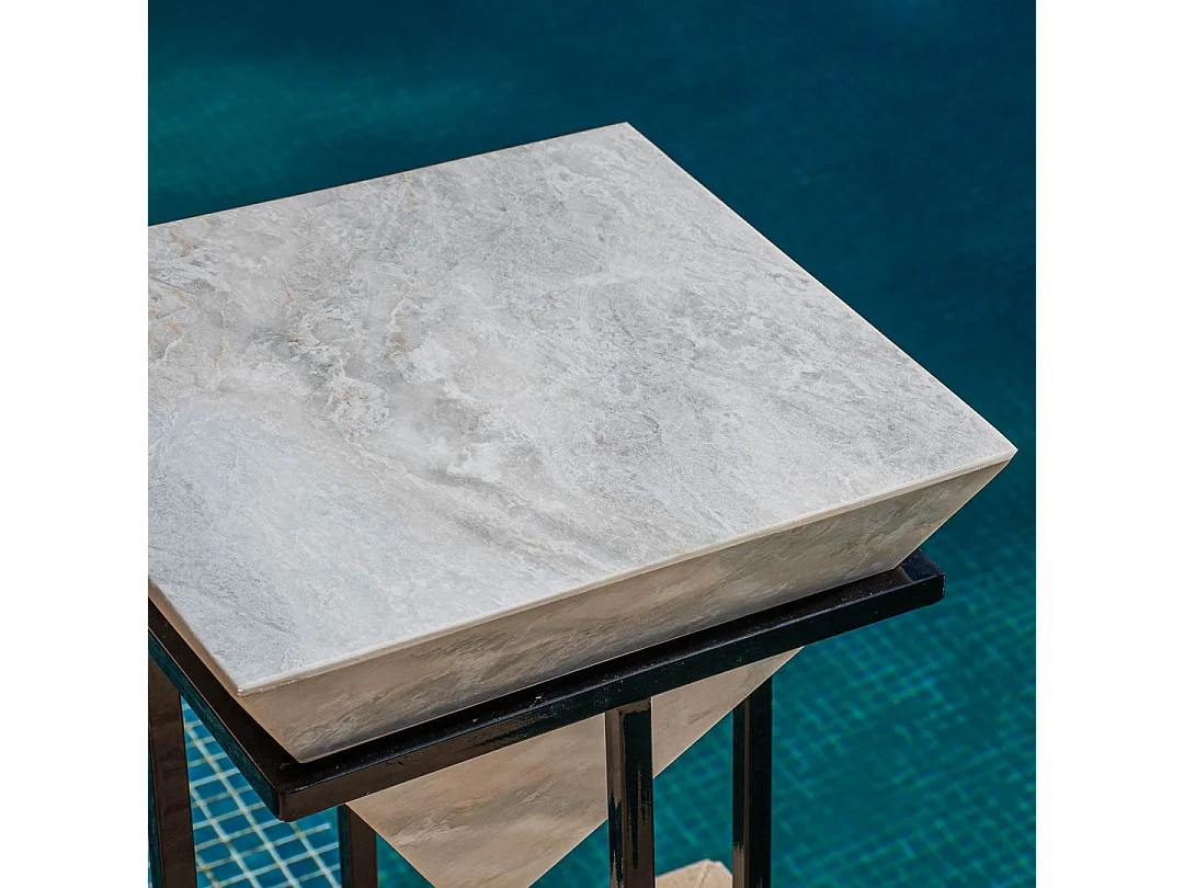 Mesa alta de mármol gris sin almacenamiento, diseño trapezoidal y base robusta de acero