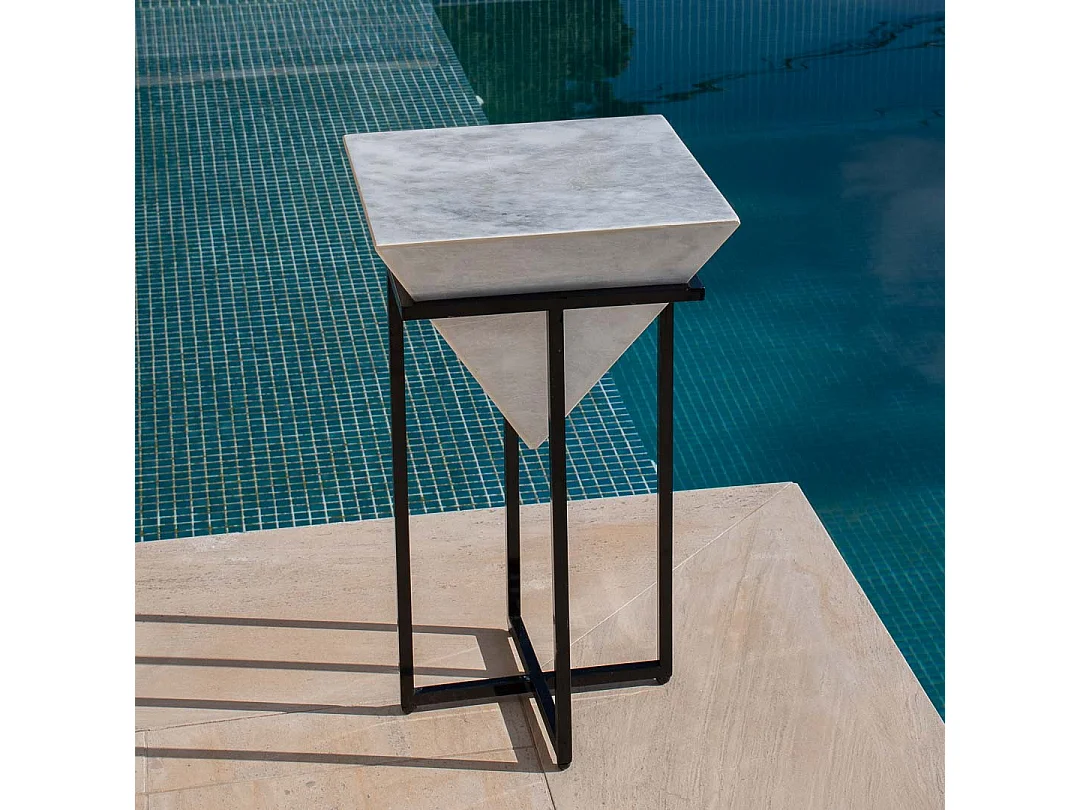 Mesa alta de mármol gris sin almacenamiento, diseño trapezoidal y base robusta de acero