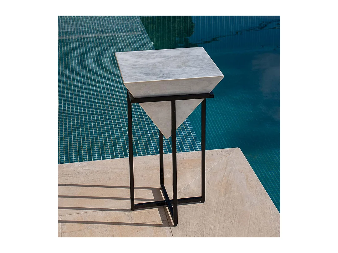 Mesa alta de mármol gris sin almacenamiento, diseño trapezoidal y base robusta de acero