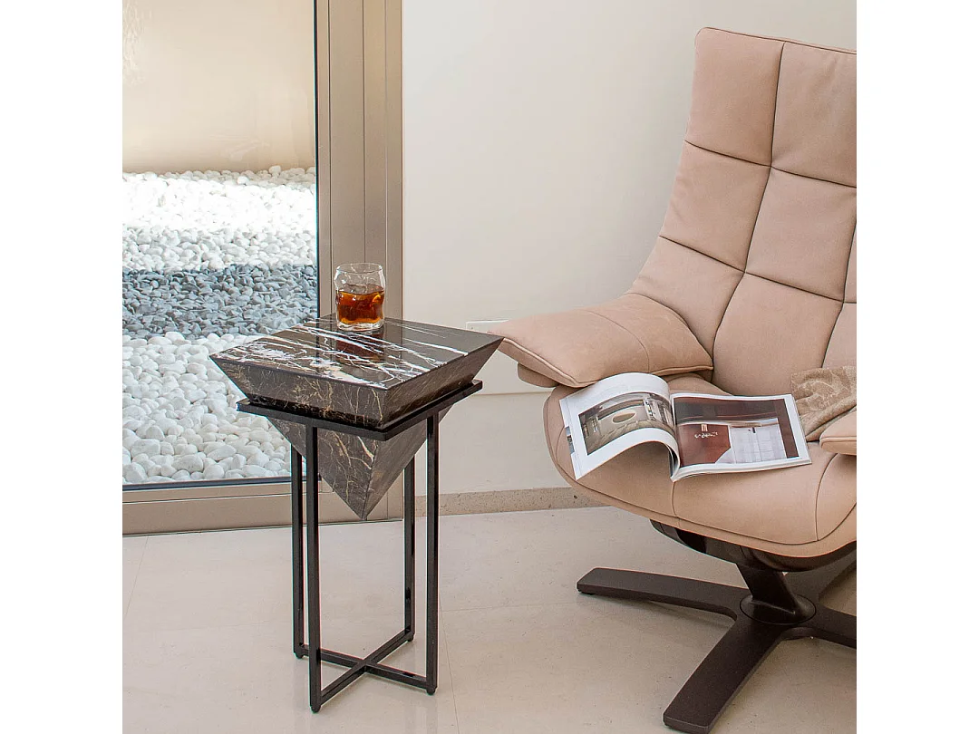 Mesa alta de mármol gris sin almacenamiento, diseño trapezoidal y base robusta de acero