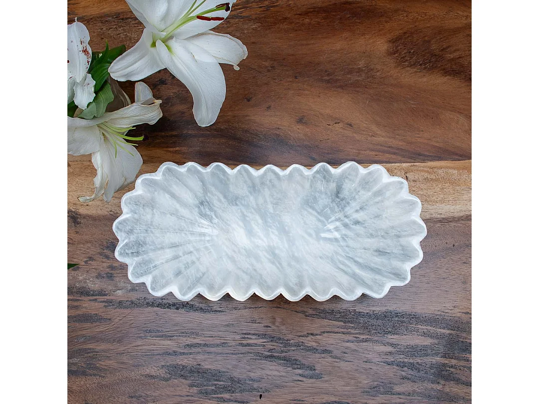 Bandeja decorativa de mármore esculpido à mão com forma única ondulada