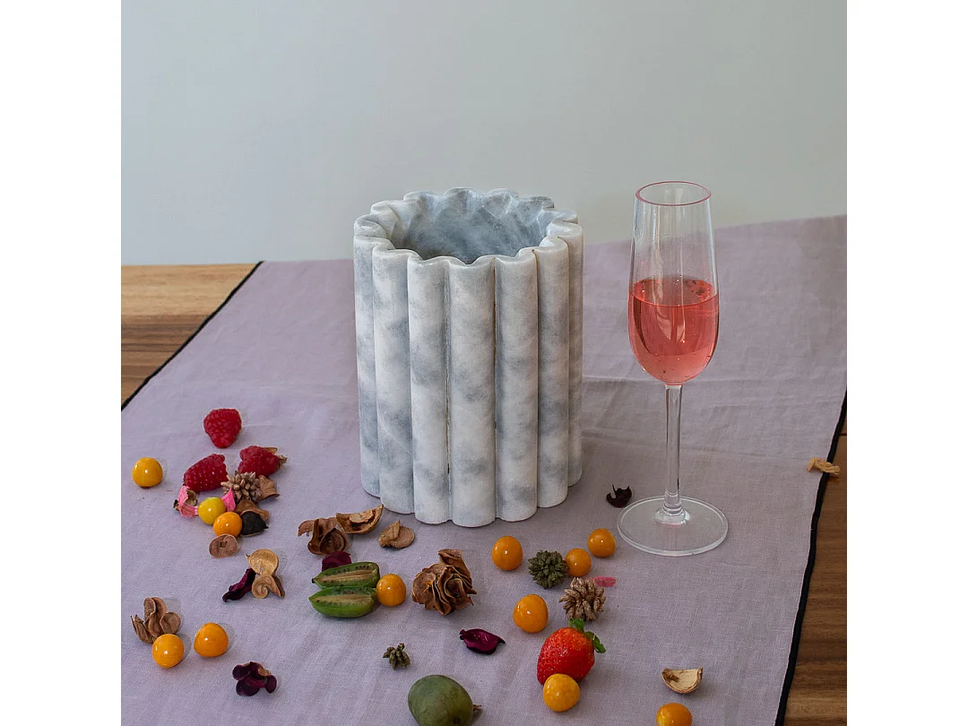 Vaso de mármore branco versátil para um toque de elegância