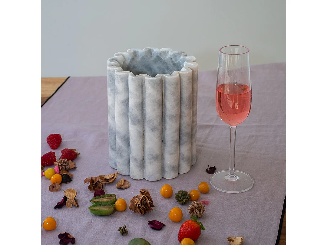 Vaso de mármore branco versátil para um toque de elegância